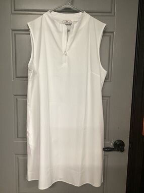 Vineyard Vines white Performance Zip-Neck dress. Ruffled back.lightweight.